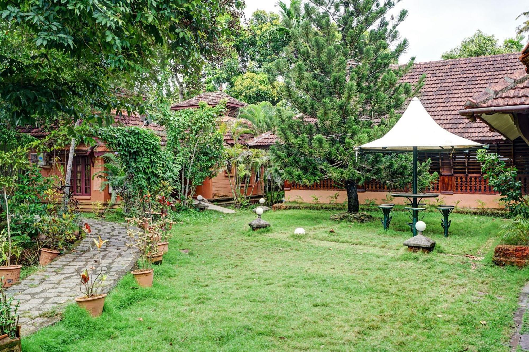 Palette - Pagoda Resorts Alappuzha Bagian luar foto